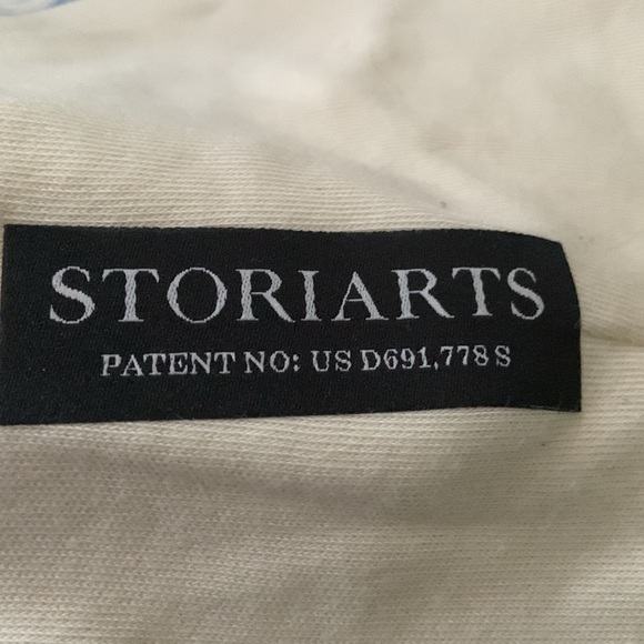 STORIARTS Dr. MAYA ANGELOU’s Still I Rise infinity scarf ivory white with blue - Picture 6 of 6